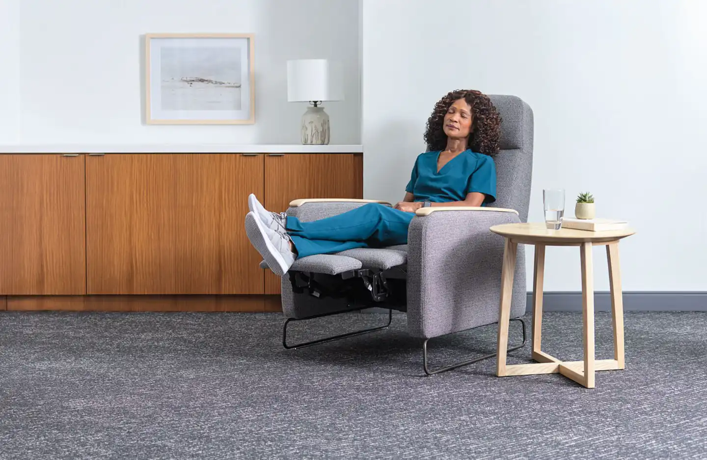 Comfortable recliners and quiet environments allow staff to decompress between shifts or patient rounds. These restorative spaces help reduce fatigue, improve focus, and support caregiver wellness.