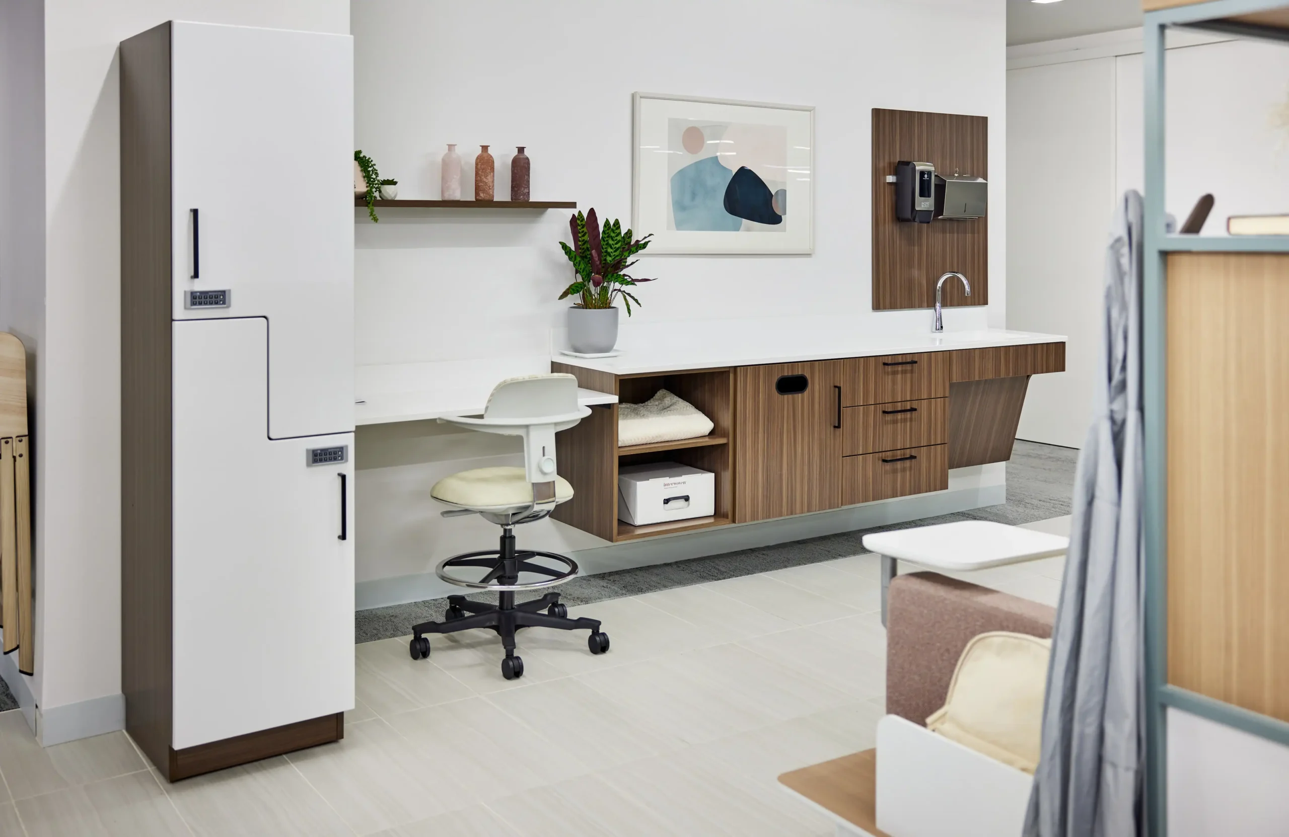 Support spaces within patient care environments are designed for quick access, organization, and efficiency. Integrated storage, easy-to-clean surfaces, and ergonomic workstations help caregivers stay focused on patient needs while maintaining infection control.