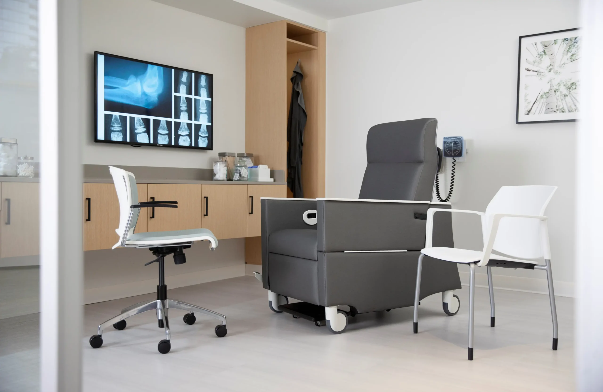 Exam and diagnostic spaces are designed for accuracy, efficiency, and patient comfort. Ergonomic seating and flexible layouts support caregivers during consultations, while cleanable surfaces and integrated technology promote infection control and precise assessments.