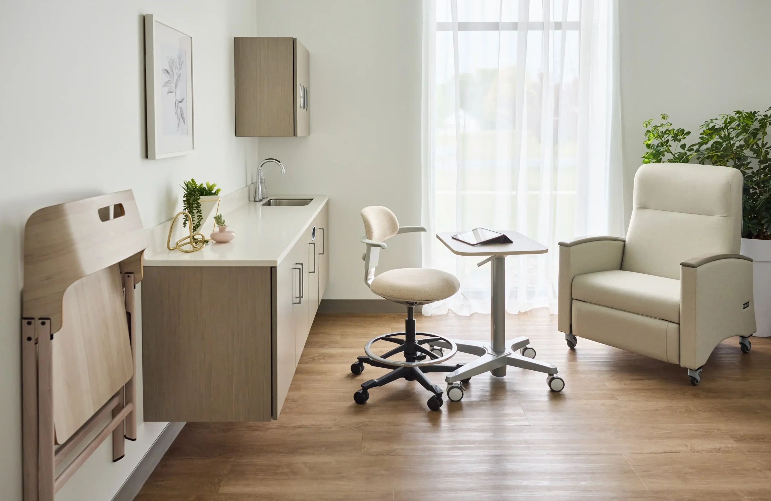 Patient care spaces are designed to create a balance of comfort, safety, and functionality. Recliners support extended use during treatment, while natural light, calming finishes, and integrated work areas promote a restorative environment for patients and caregivers alike.