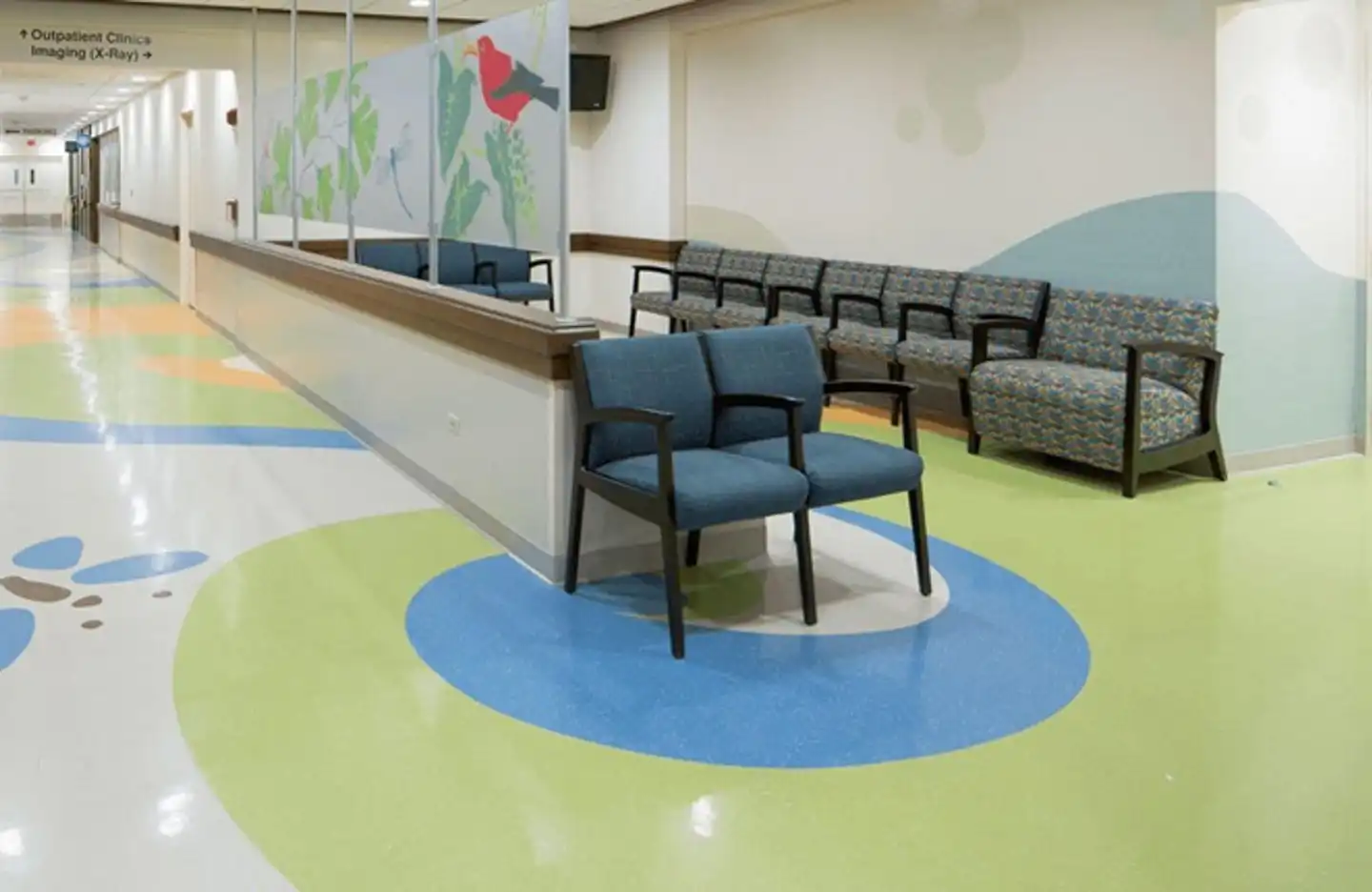 Corridors and waiting areas see some of the heaviest foot traffic in healthcare environments, making durability, cleanliness, and aesthetics equally important. Offering seamless, rubber-based designs that stand up to continuous use while supporting a welcoming, patient-friendly atmosphere.